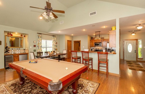Enchanted Oaks House | Family-Friendly Lakefront Retreat on Cedar Creek Lake W/Hot Tub