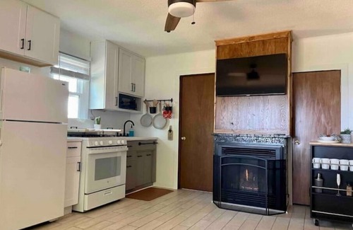 Vineland Cabin | Family Friendly + Lakefront Getaway + Kayaks