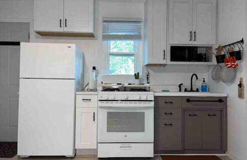 Vineland Cabin | Family Friendly + Lakefront Getaway + Kayaks