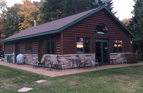 Phelps Cabin | Family Friendly Lakefront Home on North Twin Lake