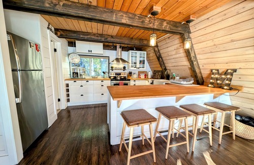 Cle Elum Cabin | Family-friendly lakefront cabin with fire pit and deck