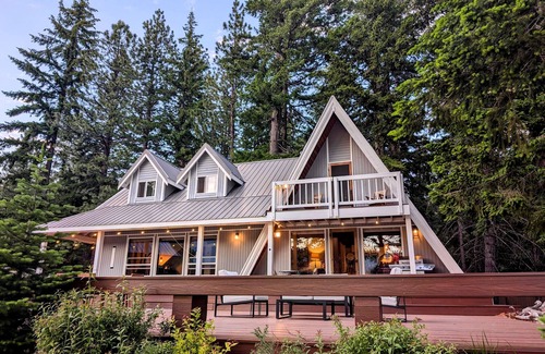 Cle Elum Cabin | Family-friendly lakefront cabin with fire pit and deck