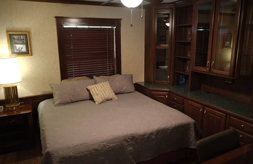 Rolla Cabin | Family-Friendly Lakeside Resort-like Home for Reunions, Retreats & Large Groups