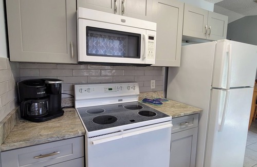 St. Marys House | Family-friendly, Less than 5 minutes from Kings Bay, water park huge backyard.n