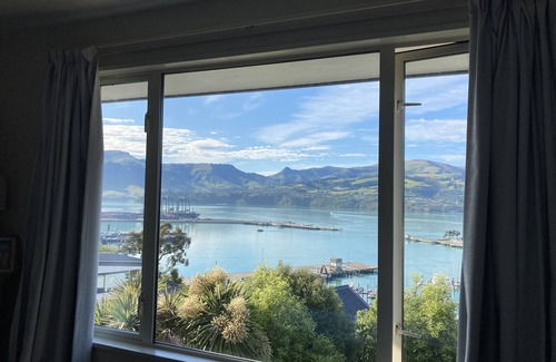 Lyttelton House | Family friendly Lyttelton harbour view house