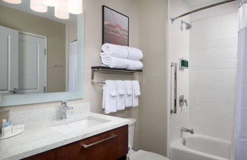 Lake Worth House | Family-Friendly Modern King Studio Near Fort Worth Stockyards – 2 Units