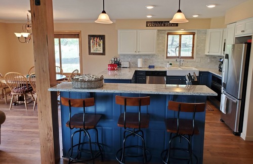 Alma Cabin | Family Friendly Mountain retreat with amazing views! Hot Tub, close to Breck!