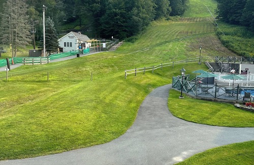 Hancock Condo | Family-Friendly Mountain Retreat at Jiminy Peak, ski on/off, fitness, poolnn