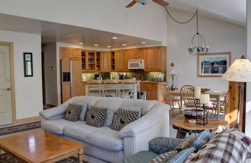 Warm Springs House | Family-Friendly Mountain Retreat with Stunning Baldy Views – 4BR/3BA