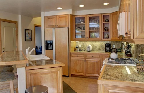 Warm Springs House | Family-Friendly Mountain Retreat with Stunning Baldy Views – 4BR/3BA