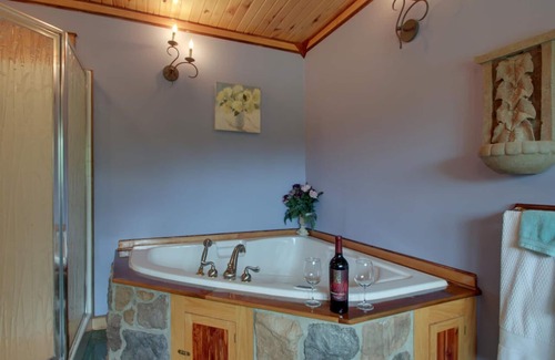 Bread Loaf Cabin | Family Friendly Near River - Campfires! Hot Tub, Game Rm, Views Pets welcome
