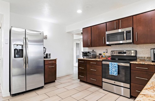 Plano House | Family Friendly, Nice Backyard, King Bed, Grill, Foosball, Games, Cornhole