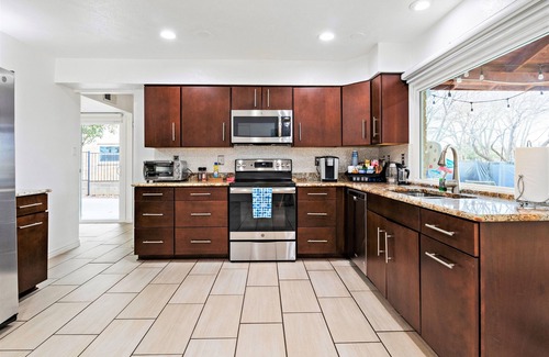 Plano House | Family Friendly, Nice Backyard, King Bed, Grill, Foosball, Games, Cornhole
