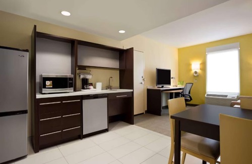 Greensboro Hotel | Family-friendly Oasis Near Piedmont Triad Airport. Pets Allowed, Indoor Pool!