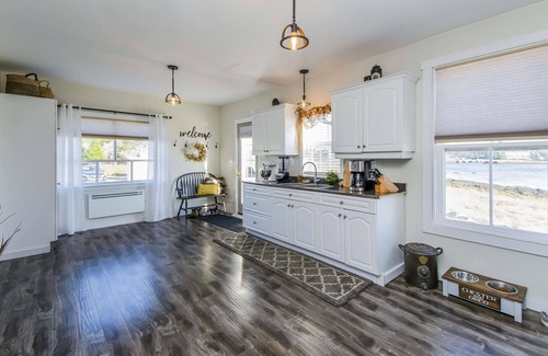 Port Dufferin Cottage | Family friendly, picturesque oceanfront cottage 1800 sq ft sleeps 9.