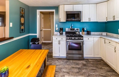 Savannah House | Family Friendly & Ping Pong- Relax & Play Retreat