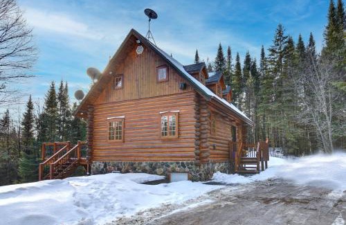 Lac-Superieur Ski Chalet | Family Friendly Private Log Home 6 Person Remote Work Breathtaking Mountain Views Versant Nord