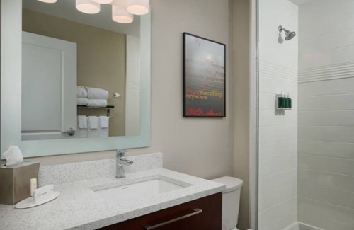Lake Worth House | Family-Friendly Queen Studio Near Six Flags Over Texas, Local Hotspots