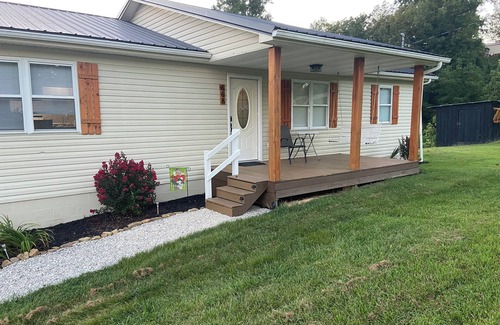 Campton House | Family Friendly-Queen beds- Large deck-Spacious kitchen