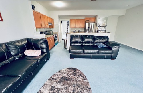 Laurel House | Family-friendly, Quiet, and Gated 3-bedroom Townhouse in Central Richmond