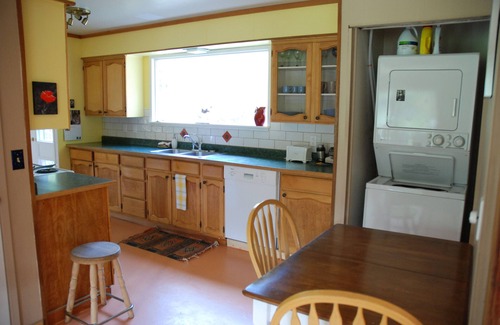 Galiano House | Family Friendly Rancher on Galiano Island, 5minutes to Montague Marine Park