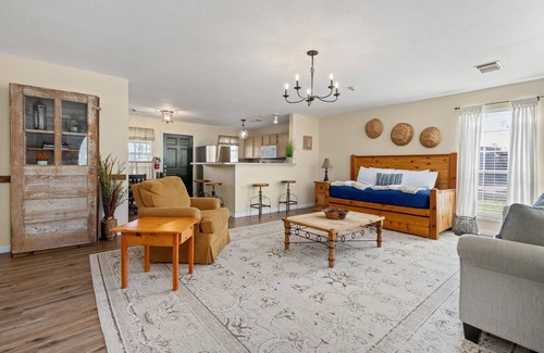 New Braunfels House | Family-Friendly Ranch House – Dog Friendly King Suite, Full Kitchen with Back Patio & Outdoor Space