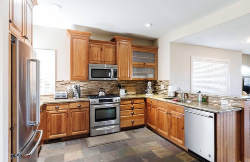 Bear Hollow Village House | Family Friendly Retreat for 17 w/Hot Tub & Views - 5 min to PCMR Canyons Village