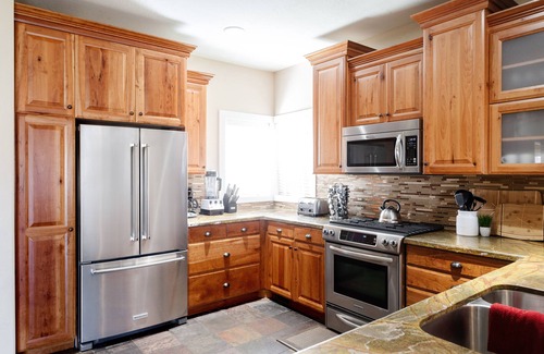 Bear Hollow Village House | Family Friendly Retreat for 17 w/Hot Tub & Views - 5 min to PCMR Canyons Village