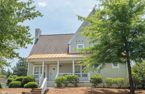 Lackey Condo | Family Friendly Resort Cottage - Sleep 6 - Close to Theme Parks & Attractions