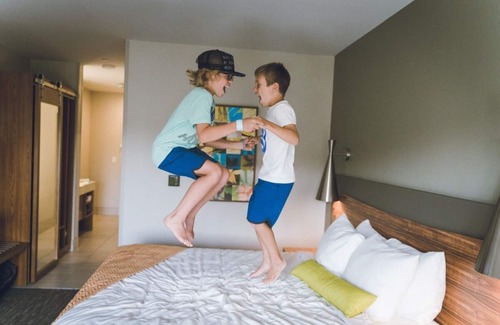 Circleville Resort | Family-Friendly Resort with Indoor Waterpark! Spacious Family Room with Patio!