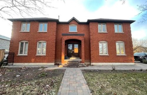 Richmond Hill House | Family-Friendly Retreat for 14 in Richmond Hill