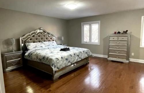 Richmond Hill House | Family-Friendly Retreat for 14 in Richmond Hill