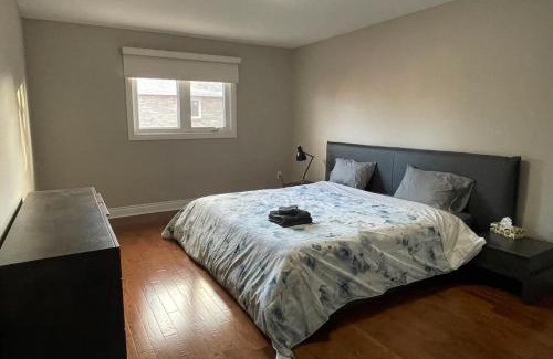Richmond Hill House | Family-Friendly Retreat for 14 in Richmond Hill