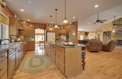 Calvin House | Family-Friendly Retreat w/Deck in Cassville!