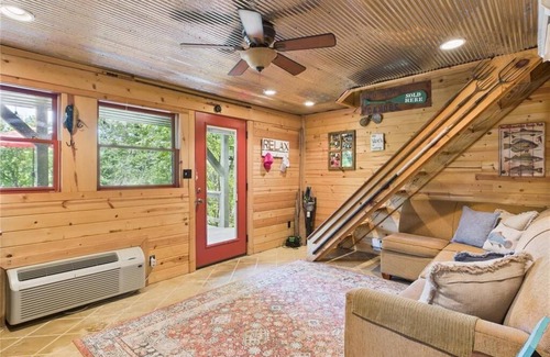 Van Buren Cabin | "Family-Friendly River Getaway – Adventure & Relaxation Await