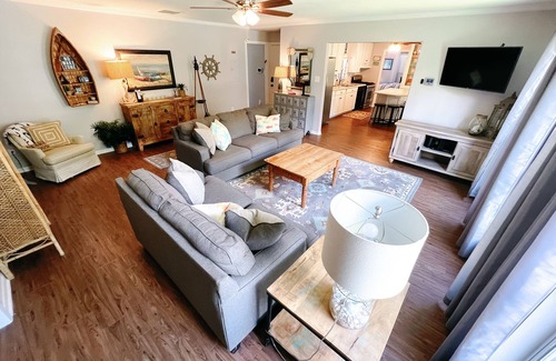 Seguin House | Family Friendly Riverfront Home on Guadalupe. Large yard, kayaks, near downtown