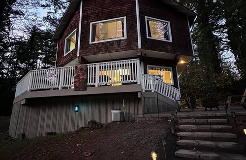 Yacolt Ski Chalet | Family Friendly Riverfront Retreat close to PDX with Hot Tub