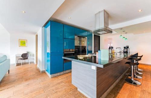 Zona Rosa House | Family friendly Roma Condo 247 Security Parking