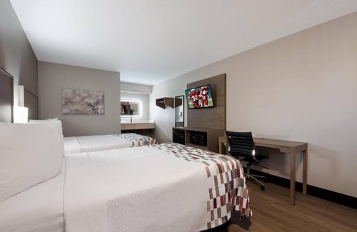 Graysville Hotel | Family-friendly Room w/Free Cable, Modern Furnishings, & Cozy Atmosphere