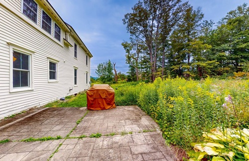 Mount Holly House | Family-friendly, rural home with work spaces, gym room & hammock - dog-friendly