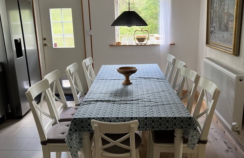 Ingaro House | Family friendly house nestled in greenary with lake and sea as neighbor