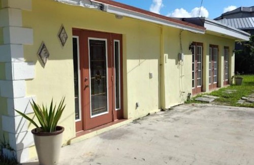Lucaya House | Family friendly Secluded Beach House