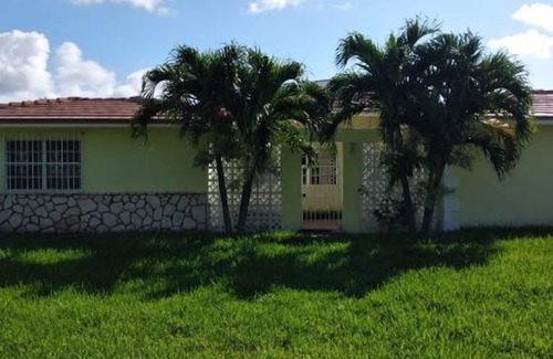 Lucaya House | Family friendly Secluded Beach House