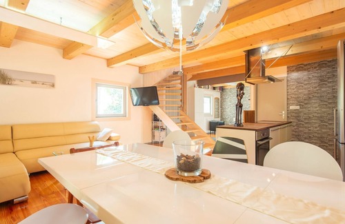 Piran House | Family-Friendly Serene Retreat Holiday Home - Four Bedroom Holiday Home with Terrace