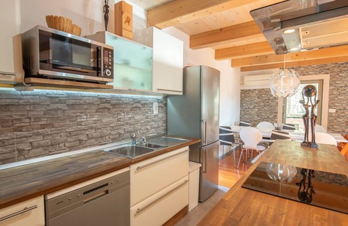 Piran House | Family-Friendly Serene Retreat Holiday Home - Four Bedroom Holiday Home with Terrace