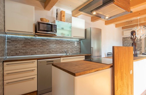 Piran House | Family-Friendly Serene Retreat Holiday Home - Four Bedroom Holiday Home with Terrace