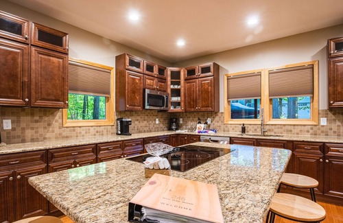 Fayetteville Cabin | Family-friendly spacious cabin in gated community overlooking the NRG Bridge