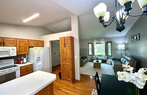 Burnsville House | Family-friendly, spacious with deck & fence,n centrally located near MSP airport