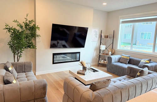 Southeast Edmonton House | Family Friendly| Spacious|King Bed| Wifi|Sleeps 12