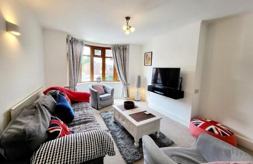 Worcester House | Family-Friendly Spacious 3BR, Near Uni & Town
